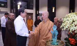 Chủ tịch Quốc hội thăm, chúc mừng Đức Pháp chủ Giáo hội Phật giáo Việt Nam 