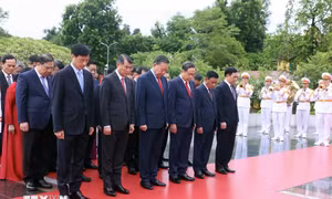 Lãnh đạo Đảng, Nhà nước đặt vòng hoa tại Đài tưởng niệm các Anh hùng liệt sĩ