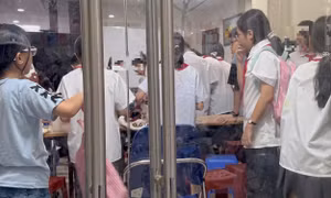 Trung tâm bồi dưỡng văn hóa tại Hà Nội tấp nập học sinh đến học thêm sau giờ học chính khóaẢnh: N.H