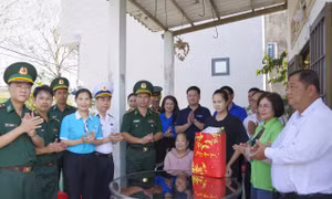 Bộ đội Biên phòng TPHCM san sẻ tình thương đến bà con nhân dân trước thềm Tết Bính Ngọ