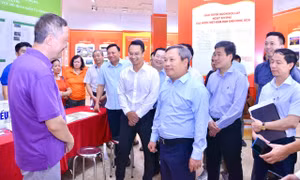 Chủ tịch Hà Nội lưu ý việc xây các công trình quanh hồ Gươm
