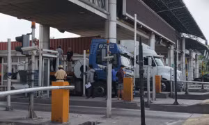  Hai cuộn thép rơi khỏi xe đầu kéo, đường Võ Chí Công ùn tắc nhiều giờ 