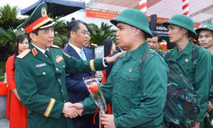 Đại tướng Phan Văn Giang tiếp sức thanh niên Cao Bằng lên đường nhập ngũ