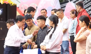 Chuyến xe sum vầy đưa lao động trẻ về quê đón Tết