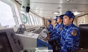 Cảnh sát biển cứu ngư dân trôi dạt trên biển Thanh Hóa, ứng cứu vụ chìm tàu ở Quảng Ninh