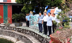 Lãnh đạo TP Hải Phòng và phường Hồng An thăm hỏi gia đình, kiểm tra khu vực xảy ra sự cố.