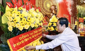 Chủ tịch Quốc hội dâng hương tưởng nhớ Chủ tịch Tôn Đức Thắng, trao quà gia đình chính sách ở An Giang