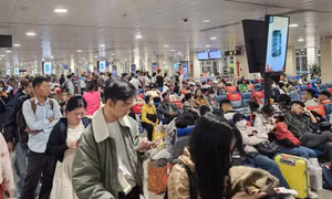 Hành khách xuyên đêm tại sân bay Tân Sơn Nhất 