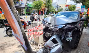 Ô tô đâm liên hoàn xe máy, tông gãy trụ điện khiến 3 người bị thương