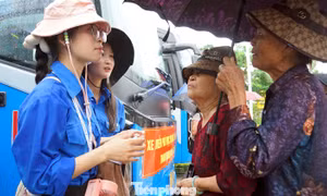 Thanh niên Hải Phòng dầm mưa hỗ trợ người dân đi xe 0 đồng tham quan triển lãm Quốc gia