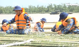Bộ đội Hải quân giúp dân tránh thiệt hại trước khi bão Matmo đổ bộ