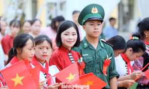 Người lính quân hàm xanh đồng hành thầy trò vùng biên đón năm học mới