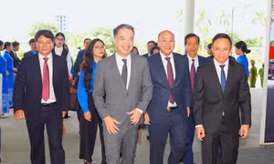 Ông Đào Trọng Đức - Phó Chủ tịch UBND TP Hải Phòng (phải ảnh) và anh Nguyễn Tường Lâm - Bí thư Trung ương Đoàn (giữa ảnh) tiếp đón Ngài Hun Many – Phó Thủ tướng Chính phủ, Bộ trưởng Bộ Dịch vụ công, Chủ tịch Hội LHTN và Đoàn đến thăm, làm việc tại Hải Phòng.