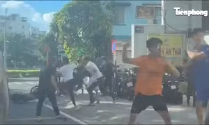 Xôn xao clip nhóm người đánh hội đồng trên đường phố TPHCM