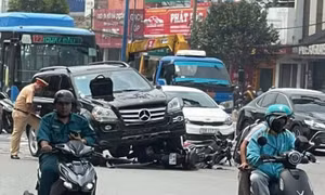 Ô tô Mercedes tông hàng loạt xe máy đang dừng chờ đèn đỏ ở TPHCM