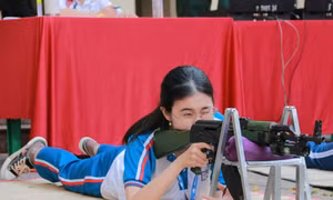 Bạn trẻ thi tài bắn súng AK, chạy vũ trang vượt rào chào mừng ngày 22/12