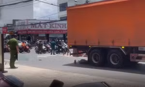 Va chạm với xe tải, hai người tử vong tại chỗ