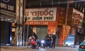 Đôi trai gái bị nhóm đối tượng truy đuổi, đánh hội đồng trong đêm