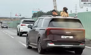 Xử phạt nữ tài xế cho trẻ ‘hóng gió’ khi đang lưu thông trên cao tốc