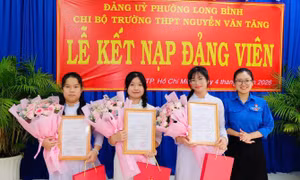 3 nữ sinh lớp 12 ở TPHCM được vinh dự kết nạp Đảng 