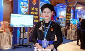 Cô giáo vùng cao và sĩ quan lực lượng vũ trang sẻ chia cảm xúc tại ngày hội lớn