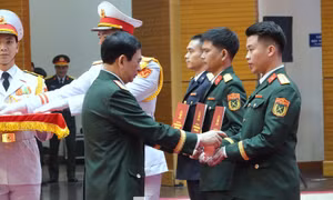 Đại tướng Phan Văn Giang trao phần thưởng đặc biệt cho 5 gương mặt trẻ tiêu biểu
