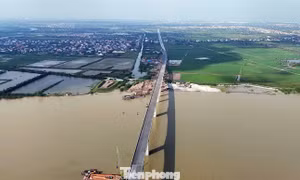 Cầu Văn Úc nối Khu thương mại tự do với cảng Nam Đồ Sơn, thuộc Khu kinh tế ven biển phía Nam.