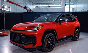 Xe điện hóa của Toyota bán chạy kỷ lục