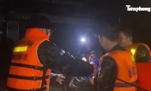 Chiến sĩ Hải quân và Biên phòng xuyên đêm ứng cứu người dân trong mưa lũ lớn