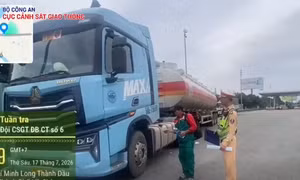 Bị tạm giữ giấy phép lái xe, tài xế vẫn điều khiển xe bồn chở xăng dầu trên cao tốc 