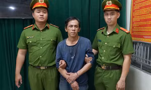 Đập tủ kính cướp vàng giữa ban ngày ở TPHCM 