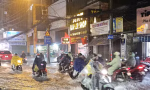 Mưa ngập đường, người dân TPHCM bì bõm về nhà