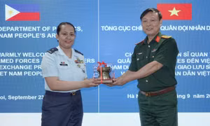 Sĩ quan trẻ Việt Nam và Philippines bàn cách đầu tư cho tương lai