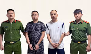 Bị can Nguyễn Văn Nam (giữa ảnh bên trái) và bị can Phạm Quang Hoàn tại cơ quan công an. Ảnh: CAHP