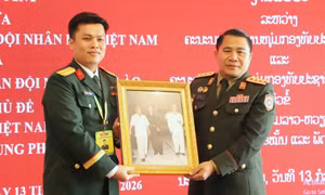 Sĩ quan trẻ Việt Nam - Lào cùng niềm tin, cùng phát triển