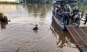 Thanh niên lao xuống sông cứu học sinh 
