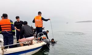 Vụ lật tàu ở hồ Thác Bà: 'Người nhái' Hải quân tìm thấy một nạn nhân