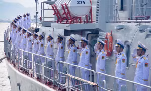 Tàu ngầm kilo, tàu mặt nước và Không quân Hải quân luyện tập diễu binh trên biển