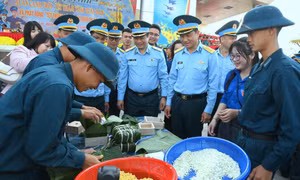 Rộn ràng xuân canh trời, ấm áp tình quân dân