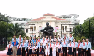 Kỷ niệm 85 năm thành lập Đội, thiếu nhi TPHCM dâng hoa, báo công với Bác