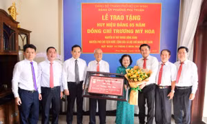 Nguyên Phó Chủ tịch nước Trương Mỹ Hoa nhận Huy hiệu 65 năm tuổi Đảng 