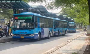 Hà Nội: Xe xăng thoái lui, giao thông công cộng liệu kịp tiến tới?