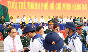 Chủ tịch Quốc hội Trần Thanh Mẫn tiễn tân binh TPHCM lên đường nhập ngũ
