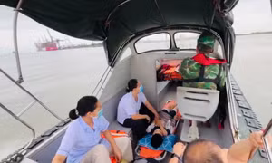 Hải Phòng kịp đưa bệnh nhi nguy kịch từ đảo Cát Bà vào đất liền cấp cứu