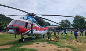 Thêm một máy bay của Quân đội đưa hàng cứu trợ tới vùng lũ Nghệ An
