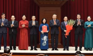 Tổng Bí thư, Chủ tịch nước Tô Lâm trao quyết định của Bộ Chính trị về công tác cán bộ