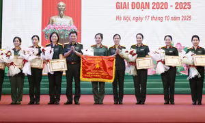 Tôn vinh ‘những bông hoa đẹp’ ở Học viện Quân y 