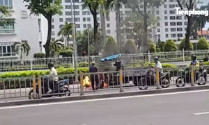 [CLIP] Xe ba gác đang chạy bất ngờ cháy dữ dội