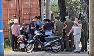 Truy tìm người mặc áo xe ôm công nghệ đuổi đánh hai người đi đường ở TPHCM 