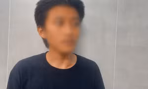 Phá bảng tin cầu bộ hành vì bị che... hình vẽ bậy